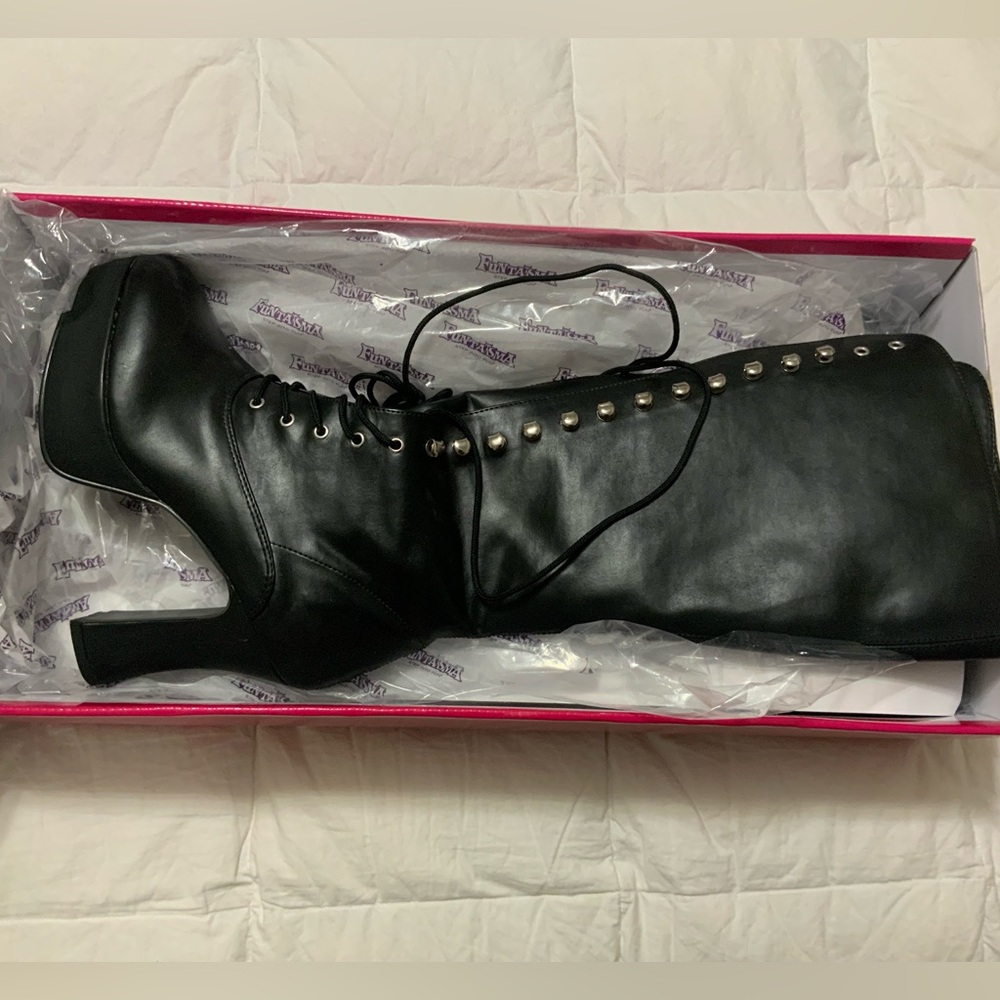 Women’s Funtasma platform boots, size 9, black